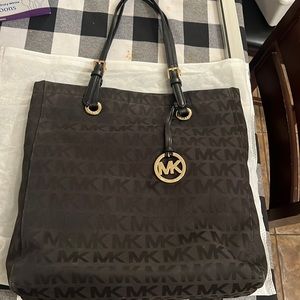 Original Michael KORS purse, color black with gold detail’s, size Large